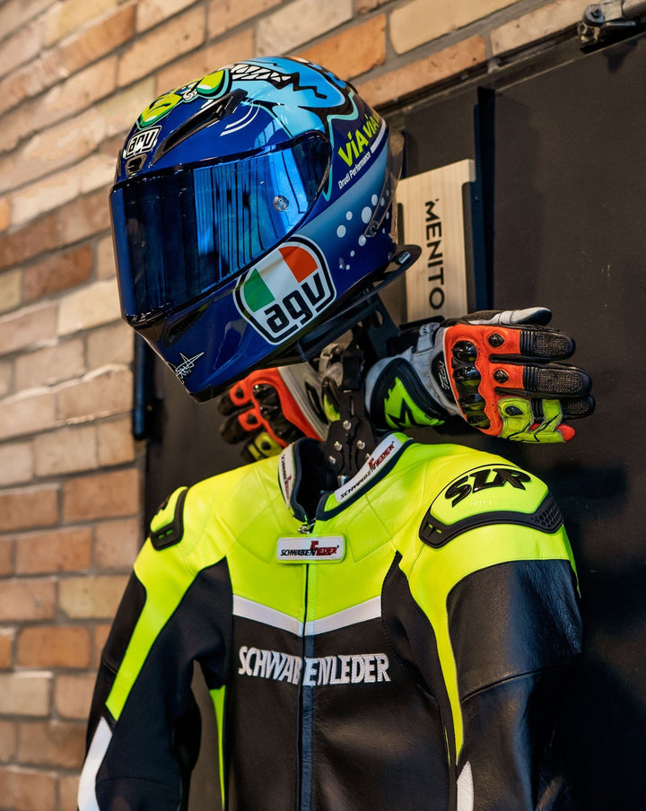 Motorradgarderobe an Tür hängend, Menito Helmet Rack mit Motorradhelm, Motorradhandschuhen, Lederkombi.