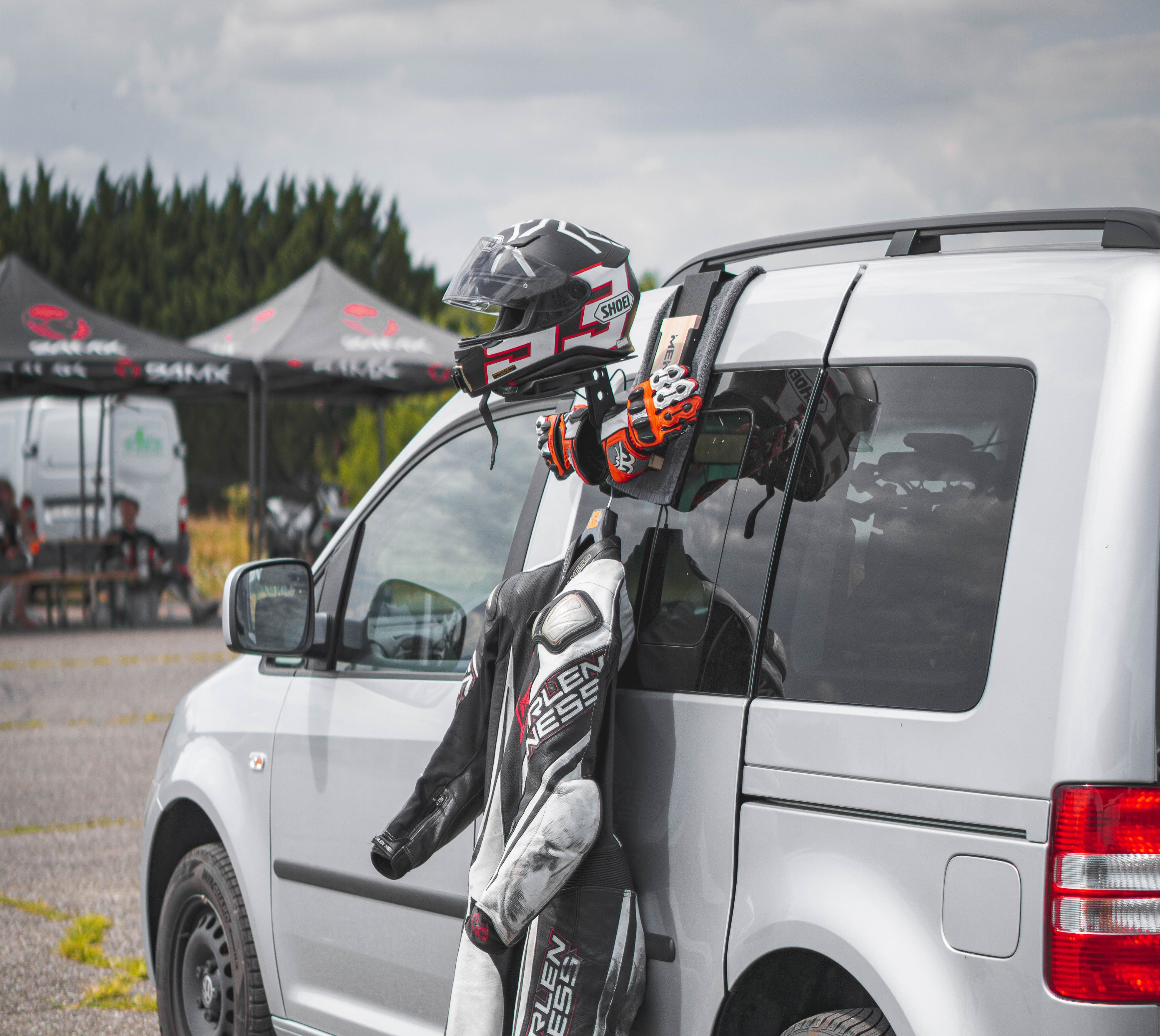 Menito Lederkombi aufhängen beim Pitbiken – MENITO MOTO