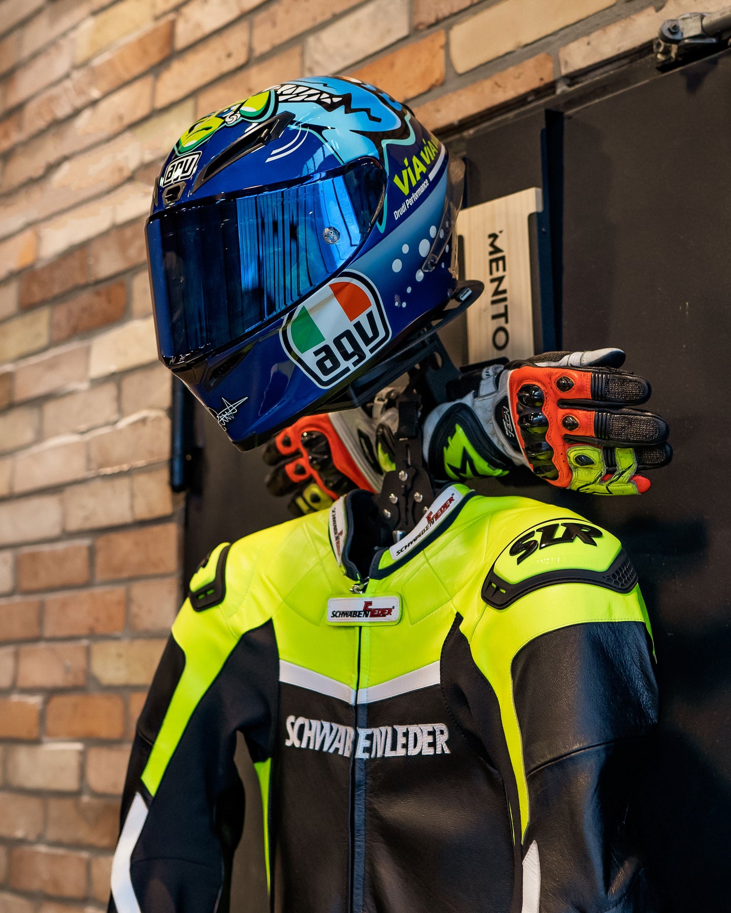Menito Premium Helmet Rack - Motorrad Garderobe – MENITO MOTO